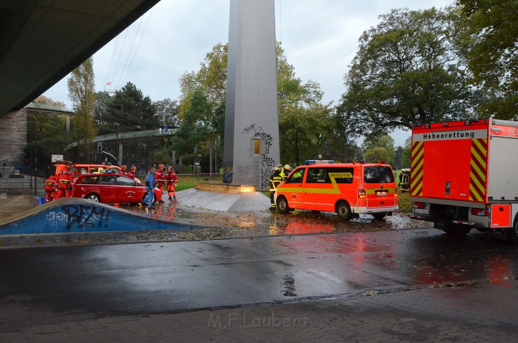 Einsatz BF Hoehenretter Koelner Seilbahn Hoehe Zoobruecke P2220.JPG